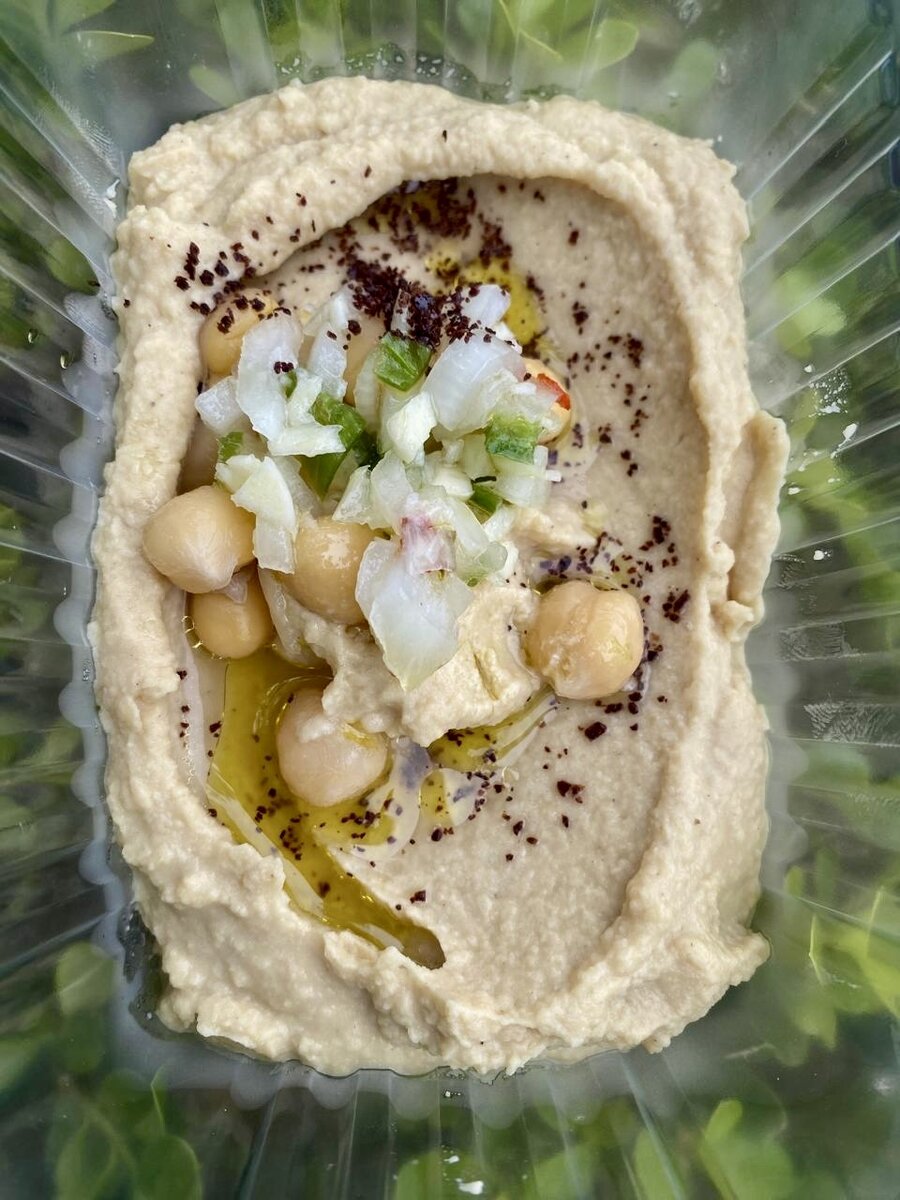 Porção de homus (hommus) árabe da YOFAH, pasta de grão-de-bico com tahine e azeite