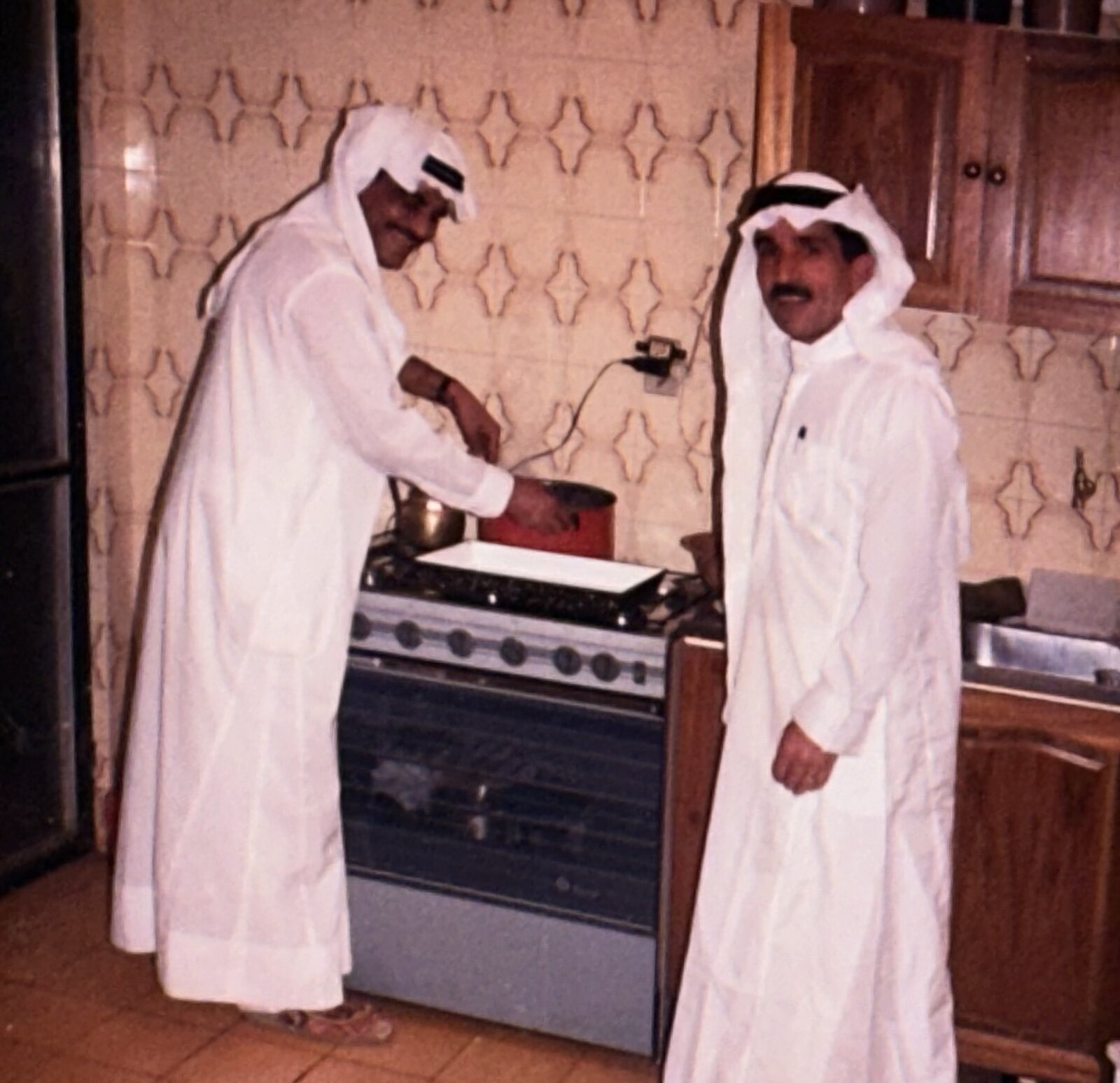 Ali Umar preparando comida árabe ao fogão