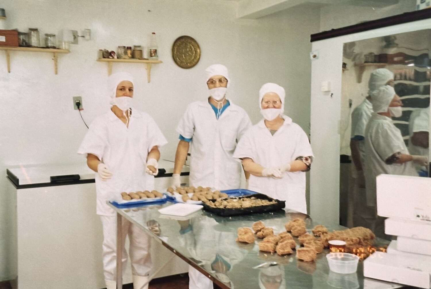 Equipe da YOFAH produzindo os kibes à mão