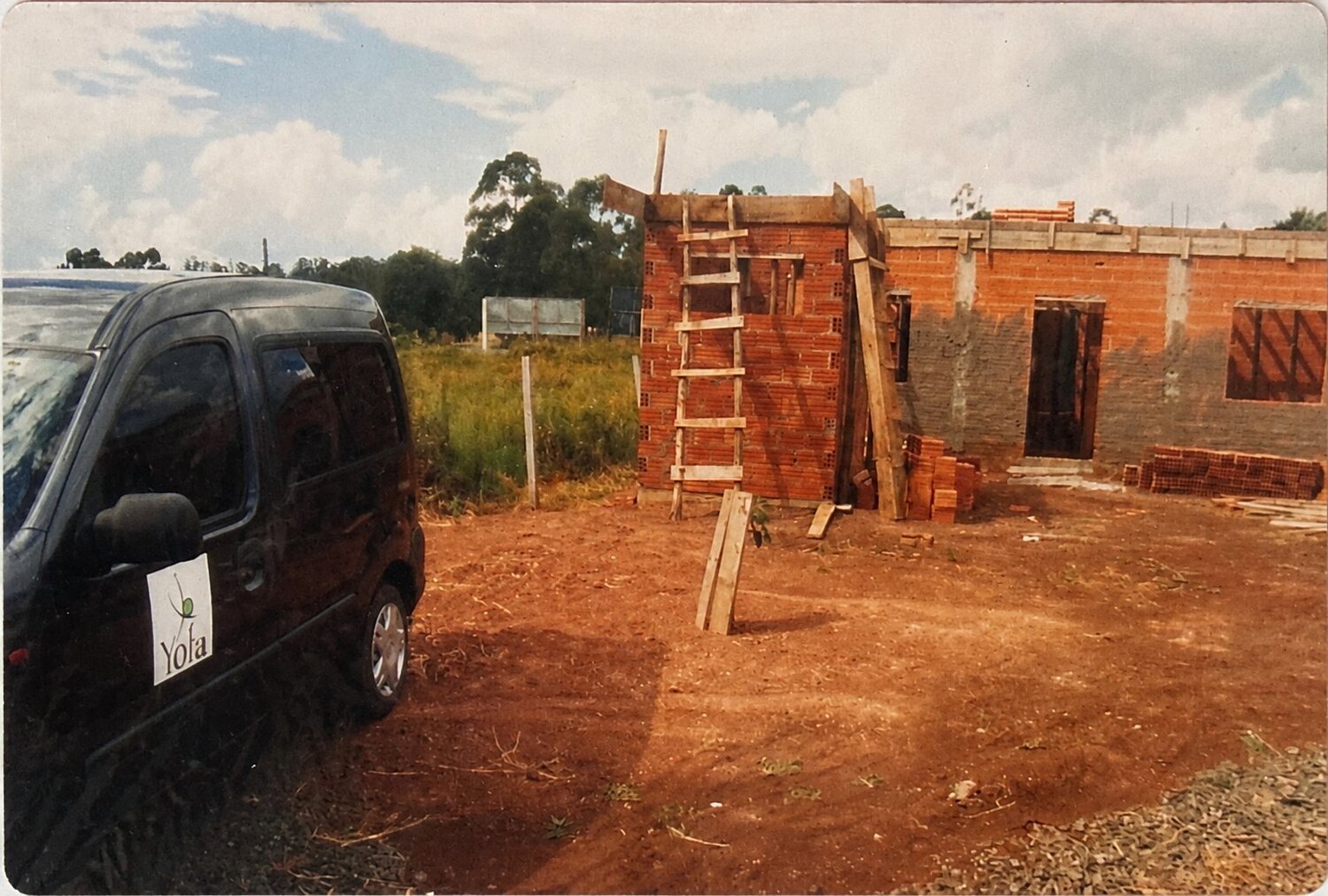 A fábrica da YOFAH em construção em 2002