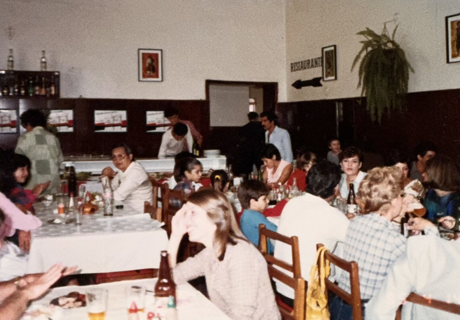 Salão do restaurante da família Umar lotado, referência em culinária árabe