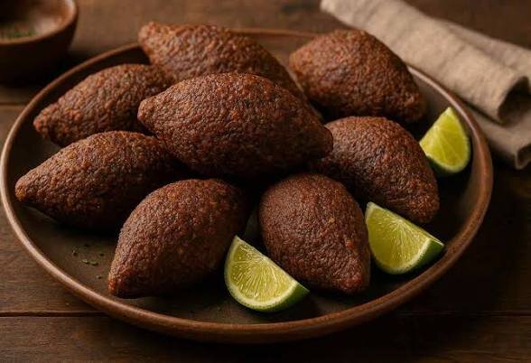 Kibes fritos árabes da YOFAH servidos com limão, culinária árabe artesanal