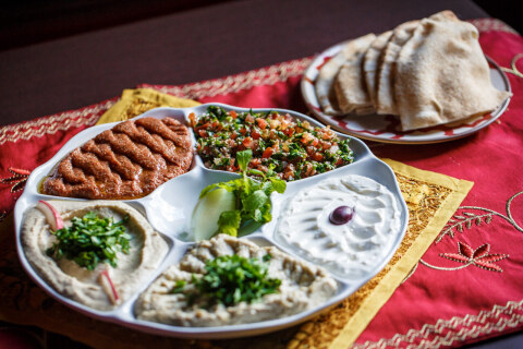 Mezze árabe da YOFAH com tabule, homus, babaganush e kibe, ideal para eventos