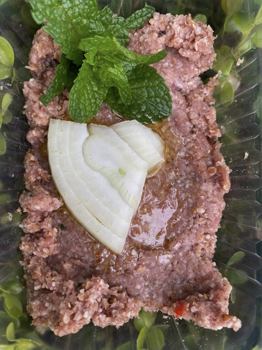 Porção de kibe cru árabe da YOFAH, carne fresca temperada, em Chapecó